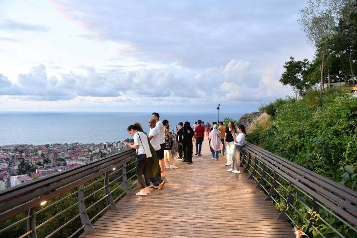 Trabzon'da yaz sıcağından bunalan vatandaşlar parklara akın ediyor 9